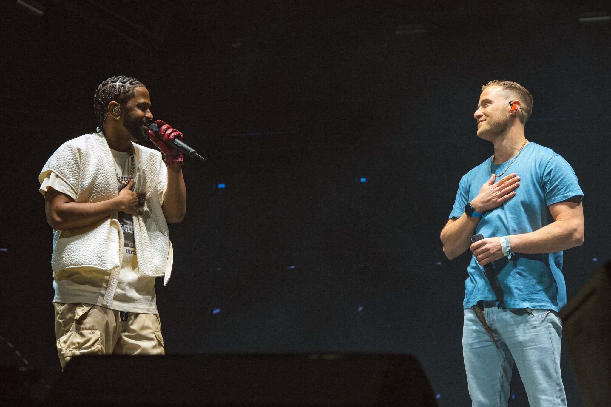 MIKE POSNER JOINS BIG SEAN ONSTAGE AT 2022 COACHELLA TO PERFORM COOLER THAN ME