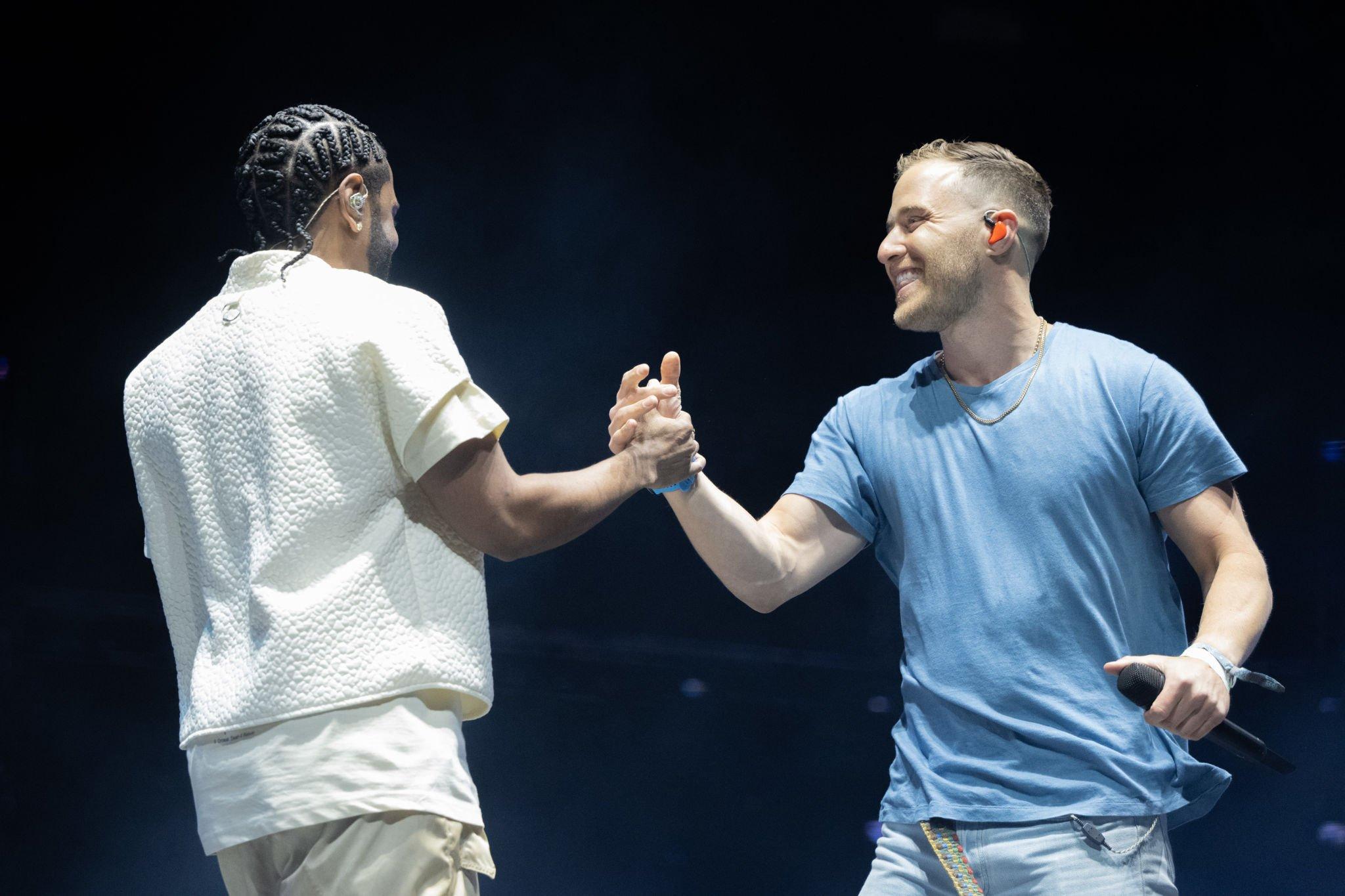 Mike Posner joins Big Sean onstage at 2022 Coachella to perform "Cooler Than Me"
