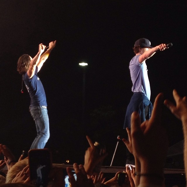 Mike Posner and Jake Owen performing "Cooler Than Me" at Beach Party 2014 in Nashville, TN 8/18/2014
instagram.com/christine_717
