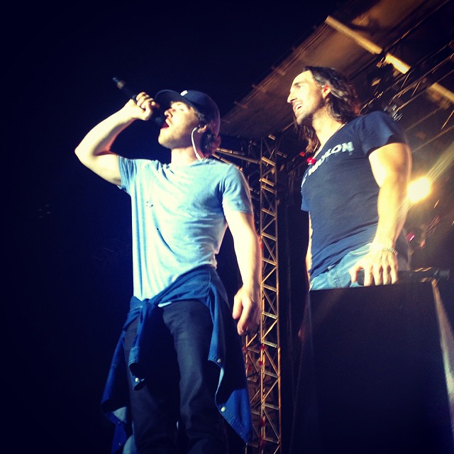 Mike Posner and Jake Owen performing "Cooler Than Me" at Beach Party 2014 in Nashville, TN 8/18/2014
instagram.com/katyrae3008
