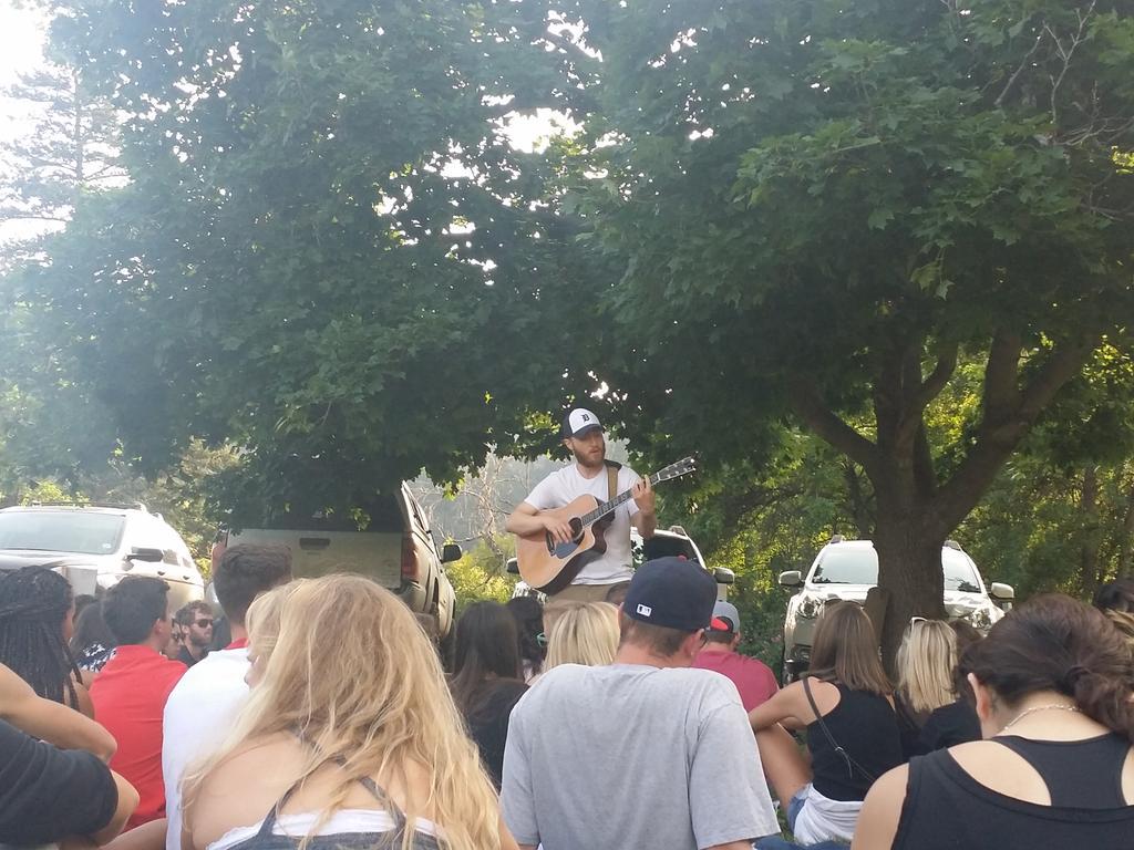 Mike Posner performing at the Chautauqua Park in Boulder, CO July 1, 2015
twitter.com/COmmjRefugee
