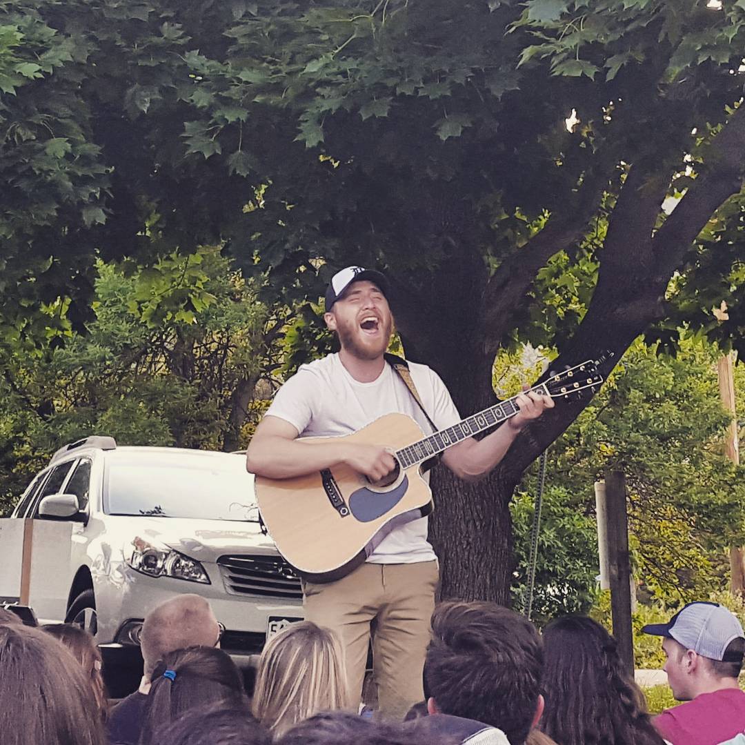 Mike Posner performing at the Chautauqua Park in Boulder, CO July 1, 2015
instagram.com/bar2skaa
