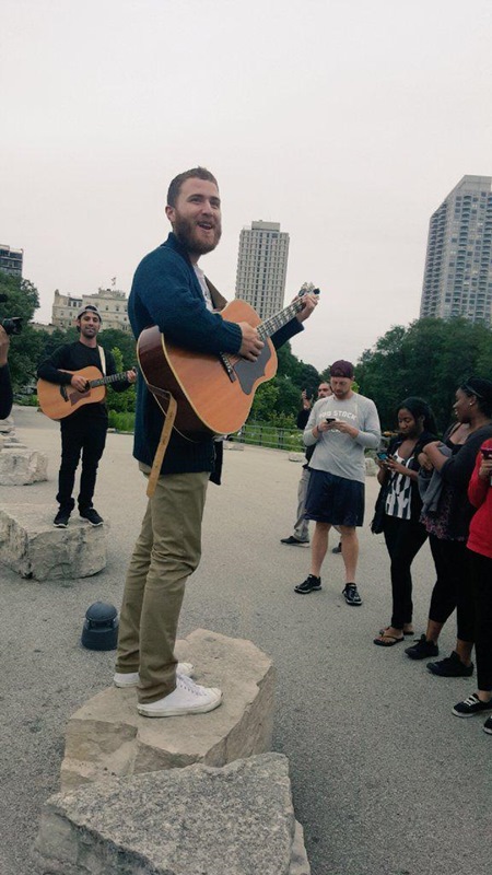 Mike Posner and Adam Friedman performing at Lincoln Park in Chicago, IL July 8, 2015
twitter.com/recklessliee
