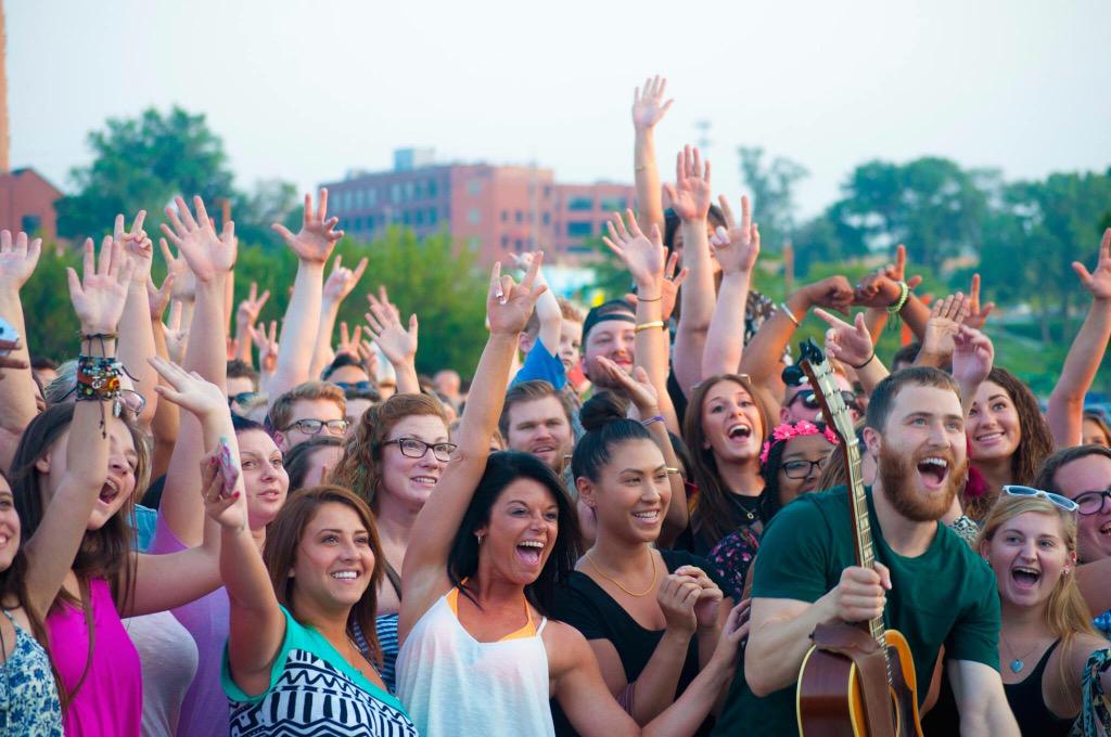 Mike Posner at Edgewater Park in Cleveland, OH July 6, 2015
twitter.com/Krueton_ohio
