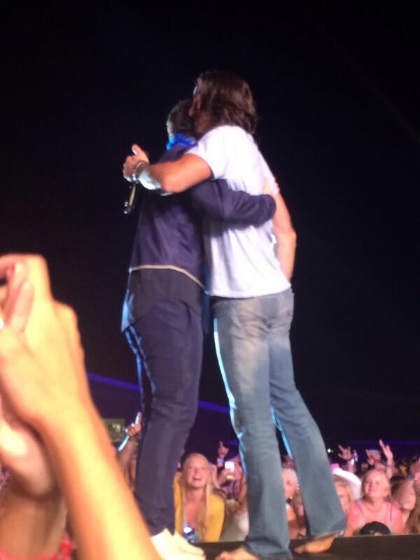 Mike Posner performing with Jake Owen on the Days of Gold Tour in Norfolk, NE 6/28/14
Twitter @Ginnnnnnnnnnny
