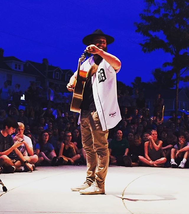 Mike Posner performing at ArtStreet Amphitheatre in Dayton, OH September 28, 2015
instagram.com/mickgrayul
