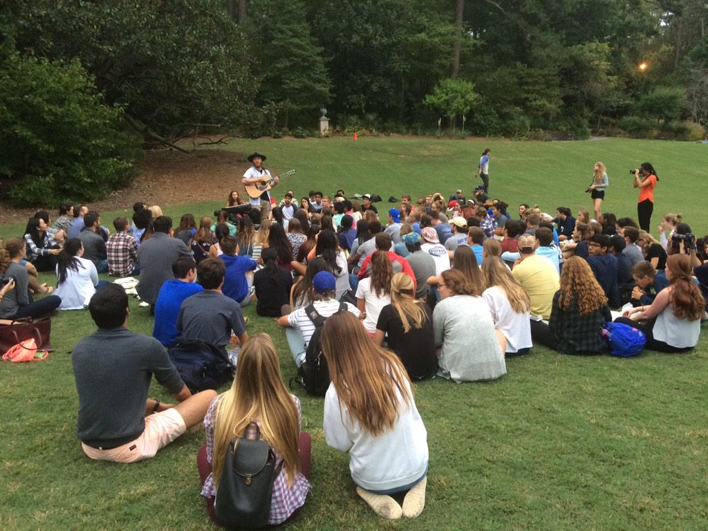 Mike Posner performing at Sarah P. Duke Gardens in Durham, NC September 22, 2015
twitter.com/schmectite
