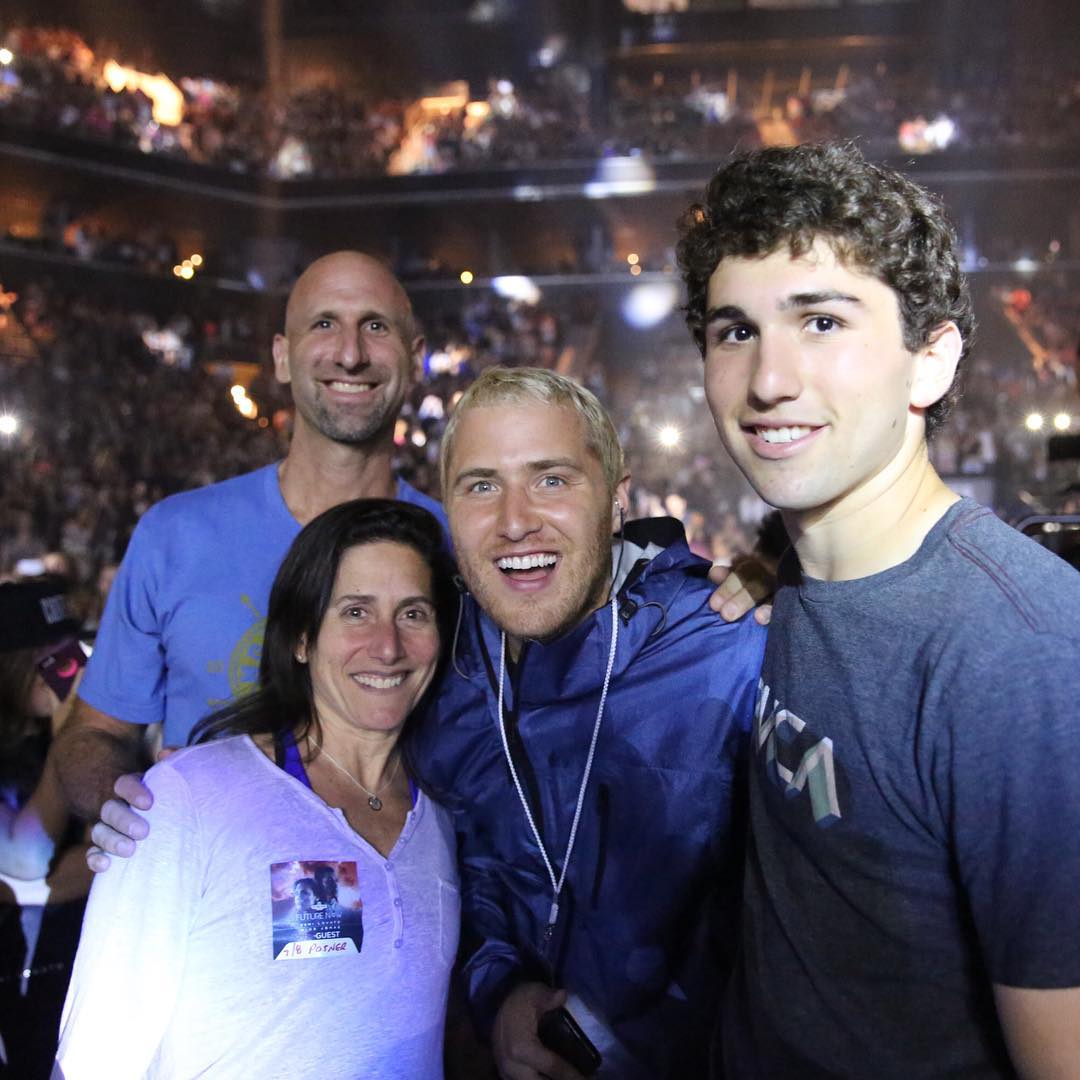 Mike Posner with his cousin Zach Samberg and family
