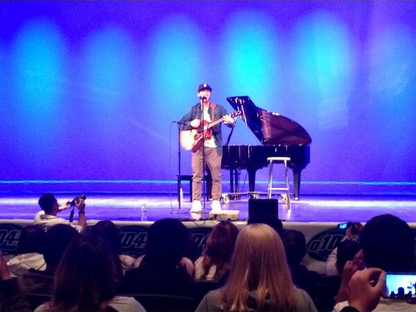 Mike Posner singing Grand Terrace High School in Grand Terrace, CA 5/22/14
Twitter @_AyoLeo
