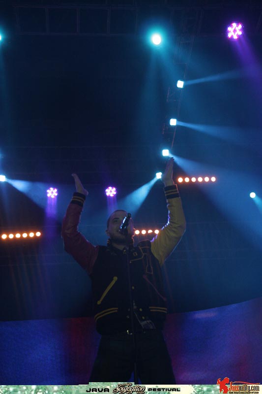 Mike Posner performing at Java Soulnation Festival in Jakarta, Indonesia on 9/24/11
flickr.com/photos/jazzuality
