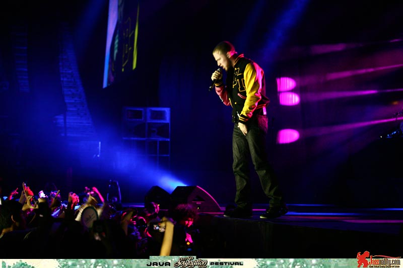 Mike Posner performing at Java Soulnation Festival in Jakarta, Indonesia on 9/24/11
flickr.com/photos/jazzuality

