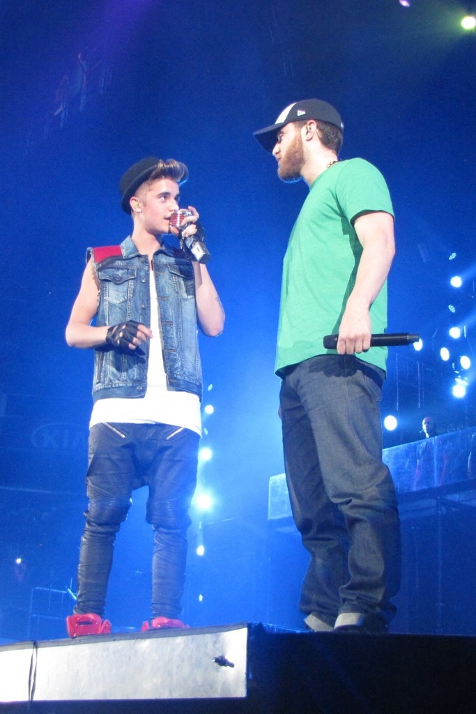 Justin Bieber brings out Mike Posner on stage to perform 1/25/13
Photo by Jane Audrino
