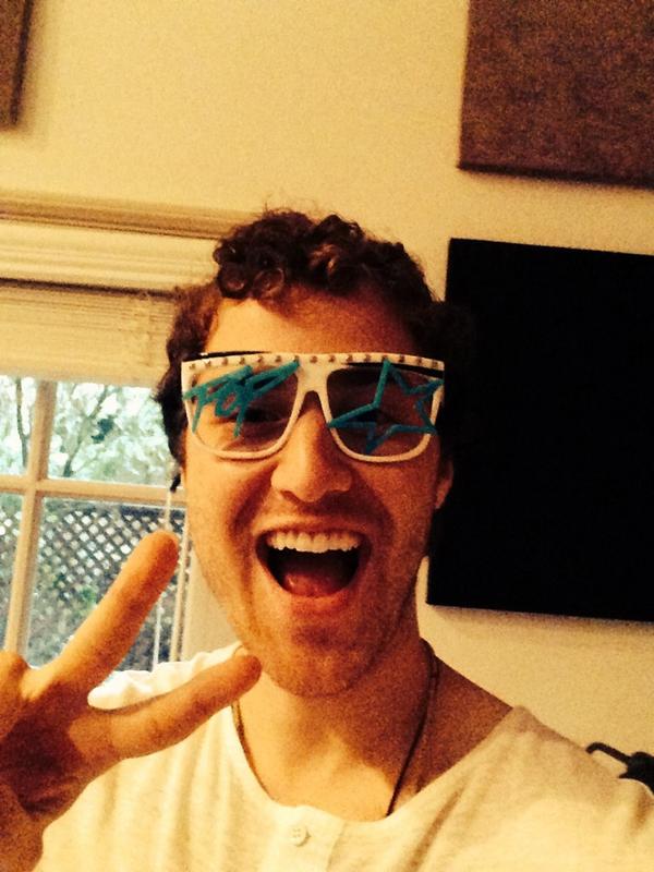 Mike Posner wearing "POP ★" glasses 8/13/2014
twitter.com/MikePosner
