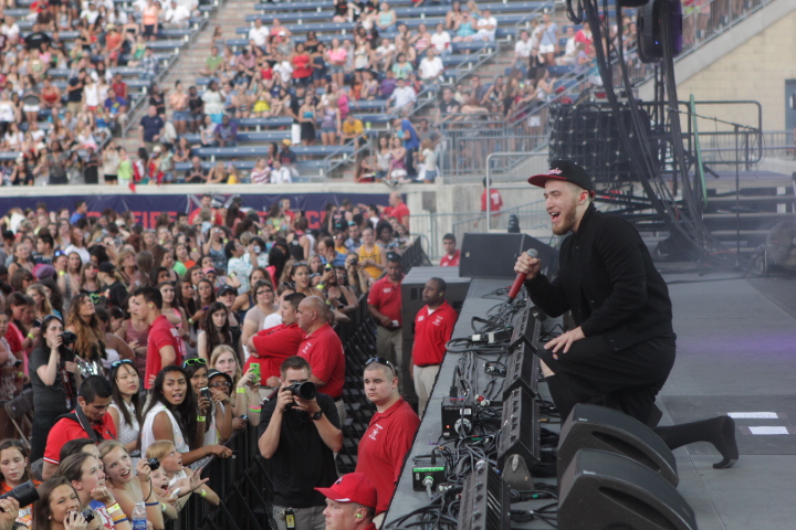 Mike-Posner-B96-SummerBash-2012-3.jpg