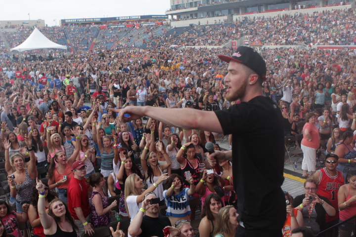 Mike-Posner-B96-SummerBash-2012-6.jpg