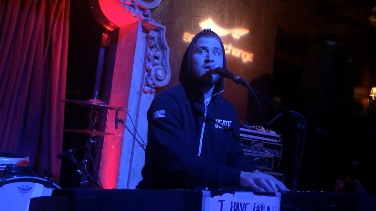 Mike Posner performing at School Night at Bardot in Hollywood, CA May 25, 2015
youtube.com/LizaAmericaninLondon
