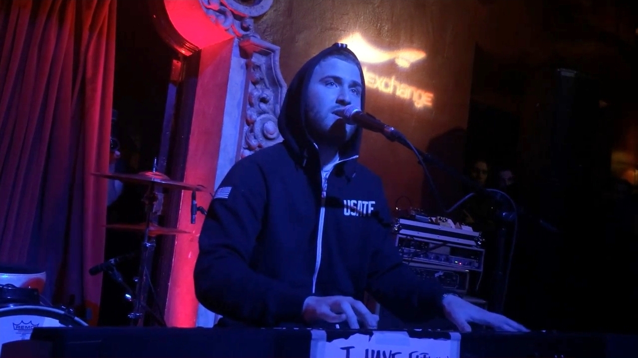 Mike Posner performing at School Night at Bardot in Hollywood, CA May 25, 2015
youtube.com/LizaAmericaninLondon
