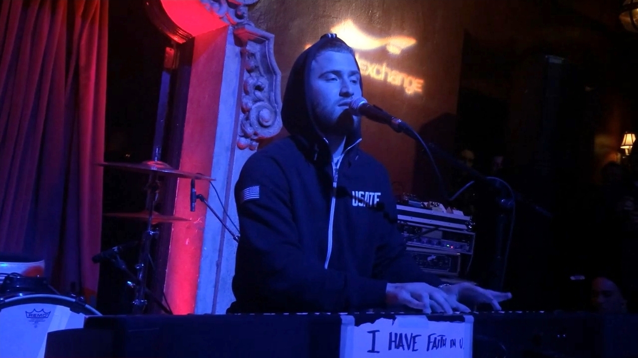 Mike Posner performing at School Night at Bardot in Hollywood, CA May 25, 2015
youtube.com/LizaAmericaninLondon
