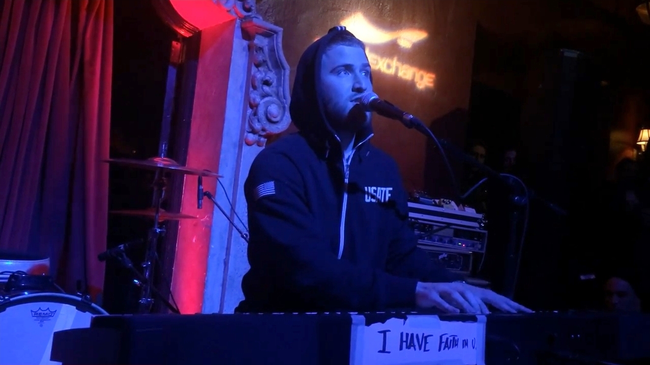 Mike Posner performing at School Night at Bardot in Hollywood, CA May 25, 2015
youtube.com/LizaAmericaninLondon
