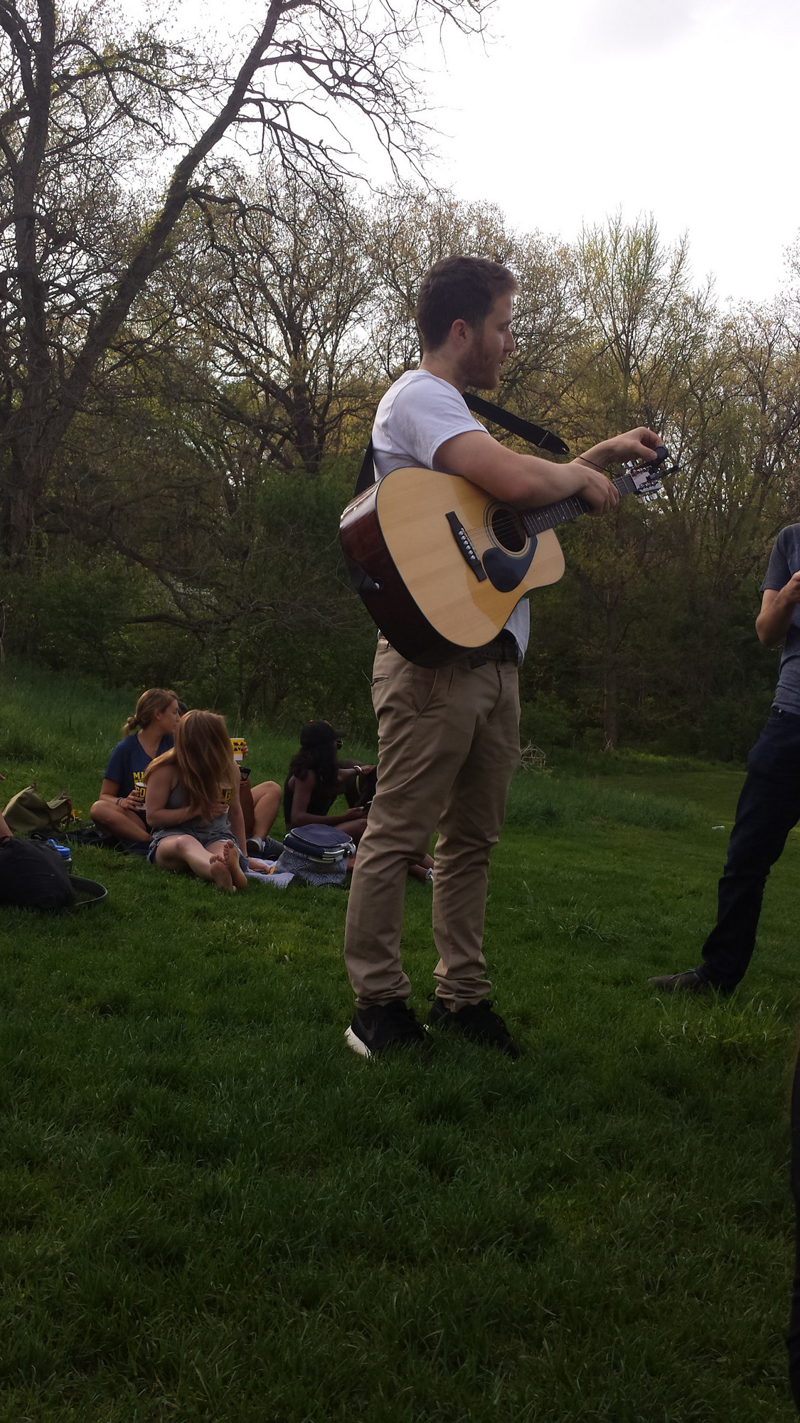 Mike Posner performing at Nichols Arboretum in Ann Arbor, MI May 9, 2015
Photo by Angel
twitter.com/ABELIEBER143
