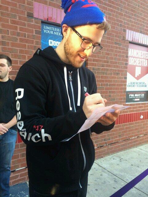 Mike Posner signing autograph for a fan at House Of Blues in Boston, MA 4/1/14
Twitter @GgglsSweetie
