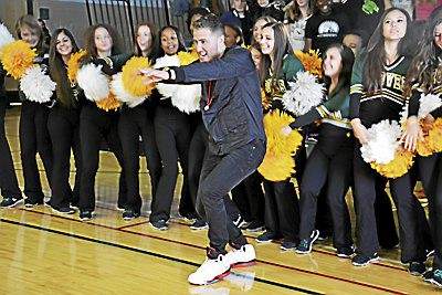 Mike Posner shooting music video at Wylie E. Groves High School - Beverly Hills, MI 9/22/13
theoaklandpress.com
