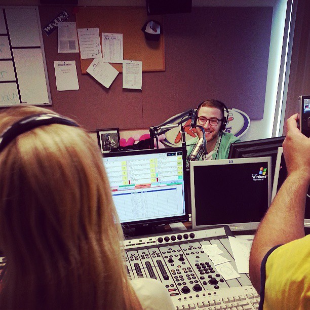 Mike Posner interview with Kiss 98.5 in Buffalo, NY 7/15/13
Photo by Kiss 98.5
instagram.com/kiss985
