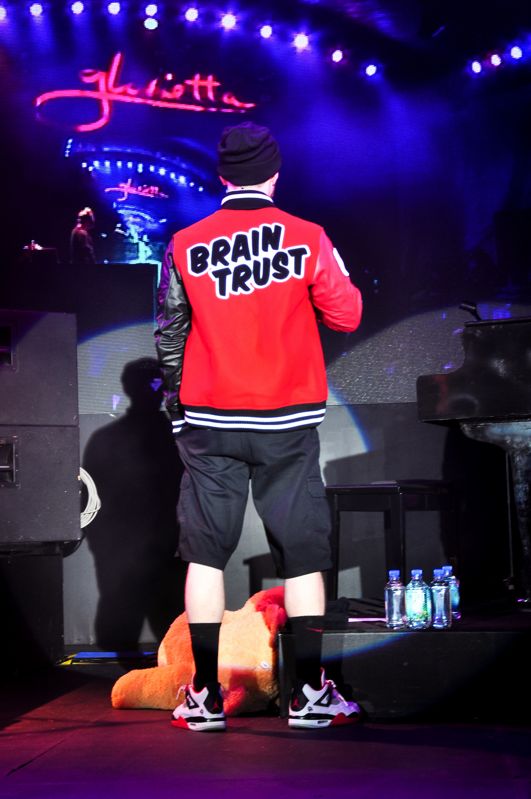 Mike Posner performing at Glorietta in Makati City, Philippines 12/9/11
Photo by Leon Gabriel
