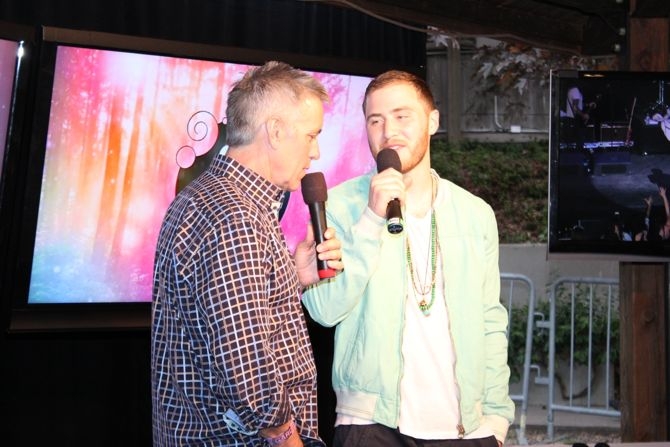 Kiss 108's Billy Costa interviews Mike Posner backstage at Kiss Concert 2013
Photo by kiss108.com
