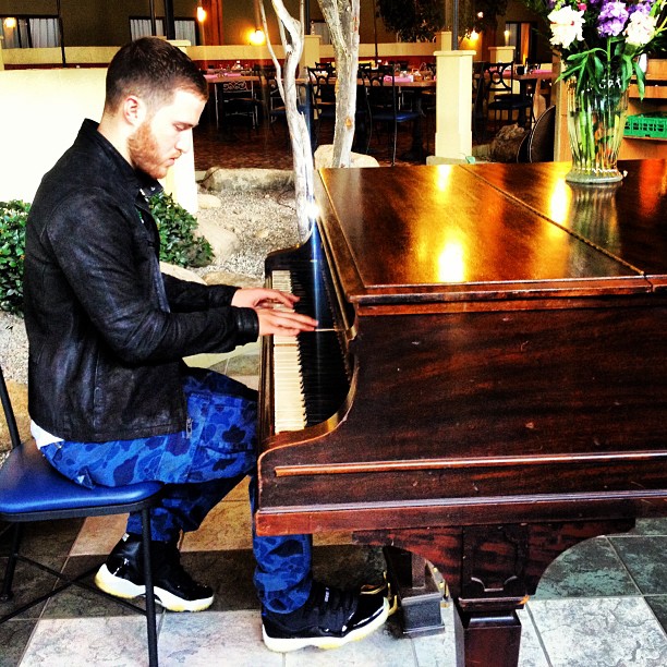 Mike Posner Playing The Piano 5/22/13
Photo by Nicholas Black
instagram.com/nicknoir
