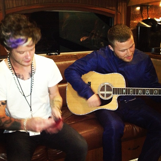 Mike Posner having guitar lessons with Nash Overstreet & Ryan Follese while on the Believe Tour in Hartford, CT 7/18/13
Instagram @jasonienner
