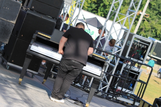 Setting up Mike Posner's keyboard for 104.5 SNX Summer Music Festival in Marne, MI 8/15/2014
1045snx.com
