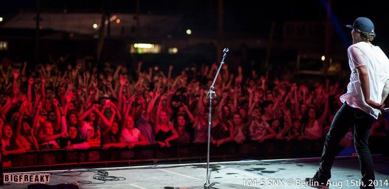 Mike Posner performing at 104.5 SNX Summer Music Festival in Marne, MI 8/15/2014
Photo by Big Freaky
facebook.com/1045snx
