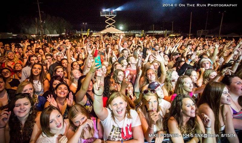 Mike Posner fans & crowd at 104.5 SNX Summer Music Festival in Marne, MI 8/15/2014
Photo by Eric Stoike
facebook.com/1045snx
