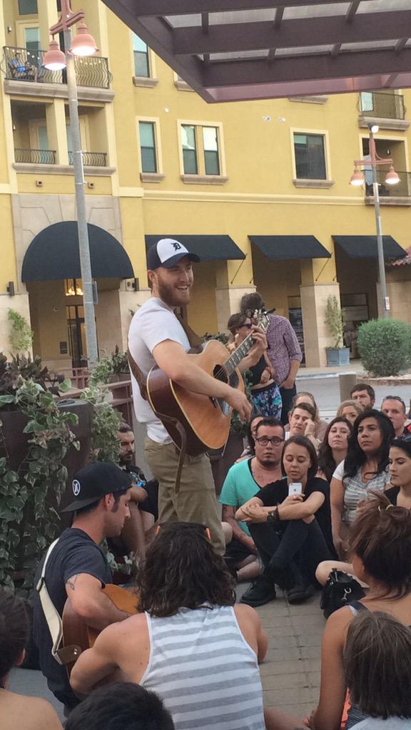 Mike Posner performing on the Ninja Tour in Scottsdale, AZ 6/27/2015
twitter.com/LoveJasii
