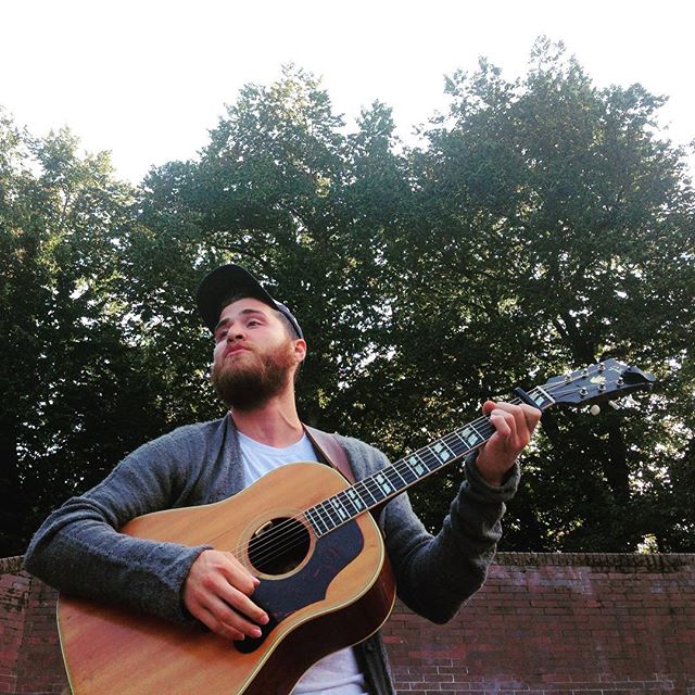 Mike Posner performing at Volunteer Park in Seattle, WA July 13, 2015
instagram.com/sharlyngs
