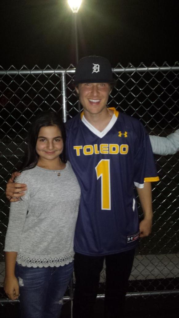 Mike Posner with a fan at the University of Toledo Music Fest 2014 8/29/2014
twitter.com/ABELIEBER143
