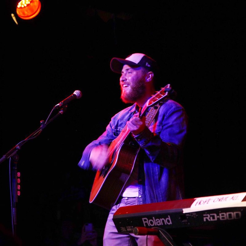 Mike Posner performing at Jammin Java in Vienna, VA July 26, 2015
instagram.com/avelinom
